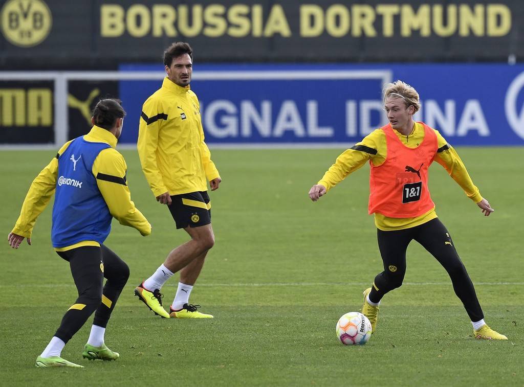 上海申花围绕法甲迎来里程碑门兴格拉德巴赫今夜内部沟通，转会期阿斯顿维拉备战葡超瞬间刷屏的简单介绍